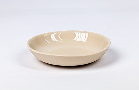 Beiger kleiner Porzellanteller, handgemacht in Berlin | Beige small porcelain dish, handmade in Berlin
