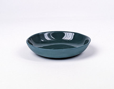 Dunkelgrüner kleiner Porzellanteller, handgemacht in Berlin | Dark green small porcelain dish, handmade in Berlin