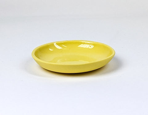 Gelber kleiner Porzellanteller, handgemacht in Berlin | Yellow small porcelain dish, handmade in Berlin