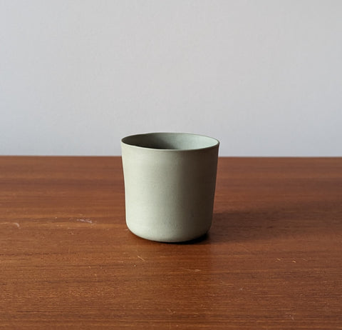 Grüner Becher aus Porzellan, handgemacht in Berlin | Green porcelain cup, handmade in Berlin