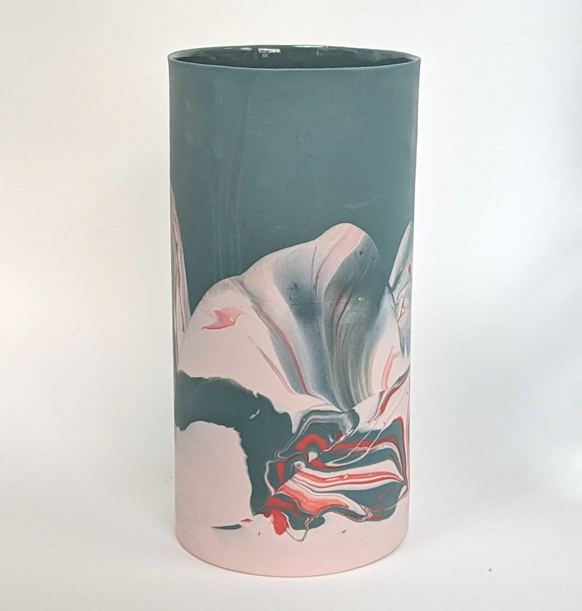 Marmorierte Zylinder Vase aus pigmentiertem Limoges Porzellan - handgemacht in Berlin.