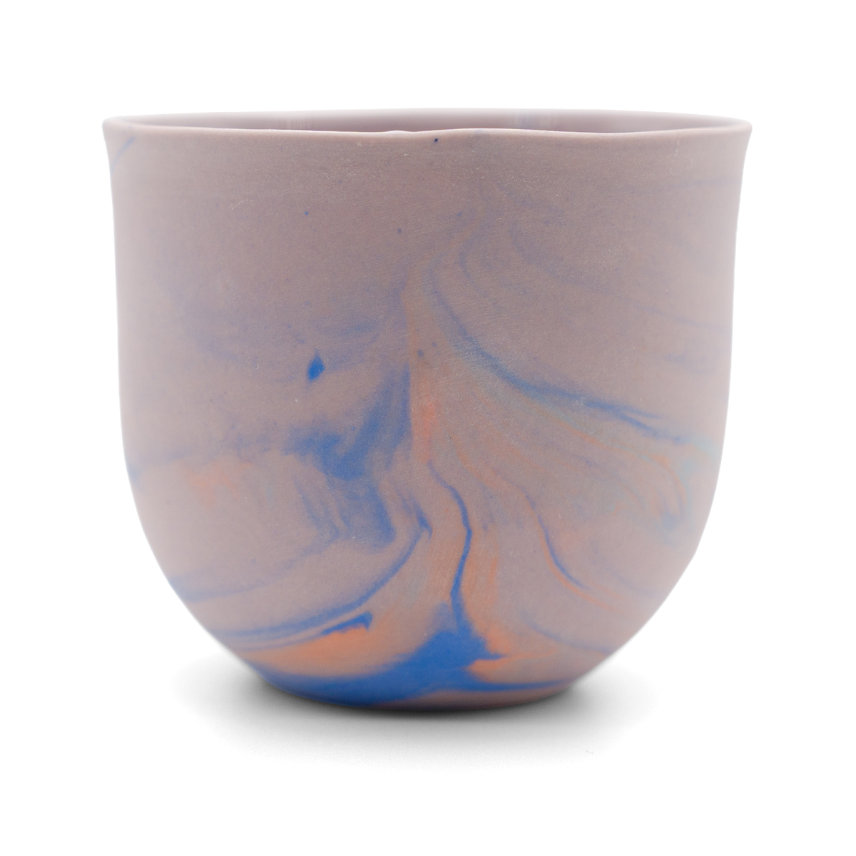 Marmorierter Porzellanbecher in Lila, Blau und Orange - handgemacht in Berlin.