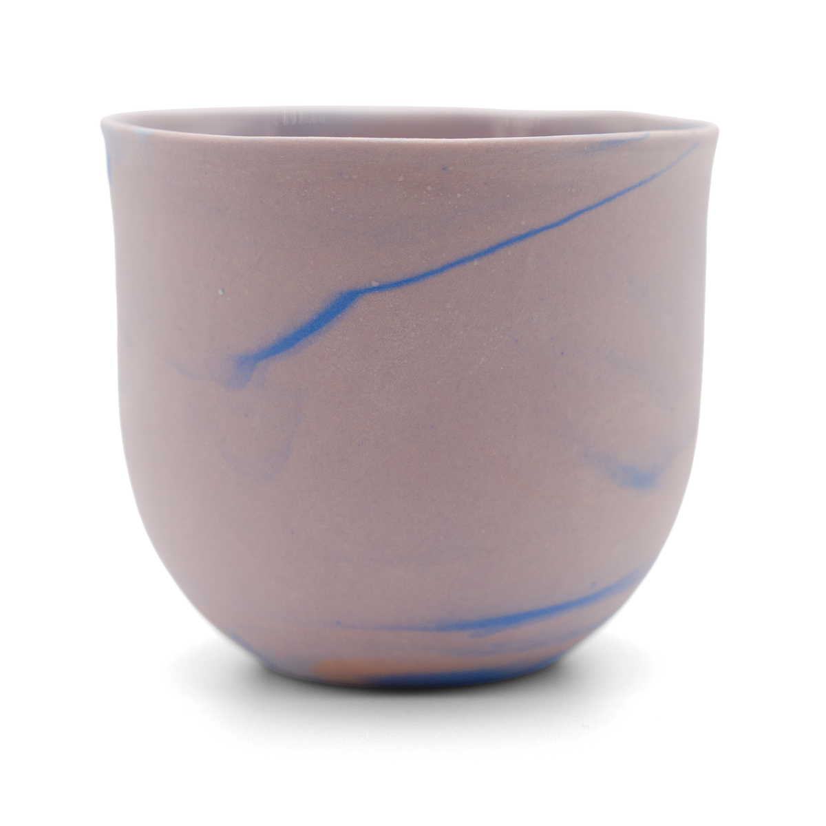 Marmorierter Porzellanbecher in Lila, Blau und Orange - handgemacht in Berlin.