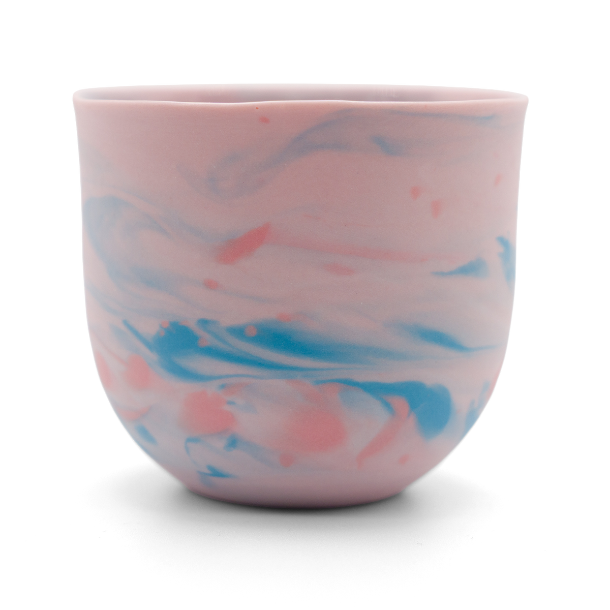 Marmorierter Porzellanbecher in Rosa, Leuchtrot und Blau - handgemacht in Berlin.