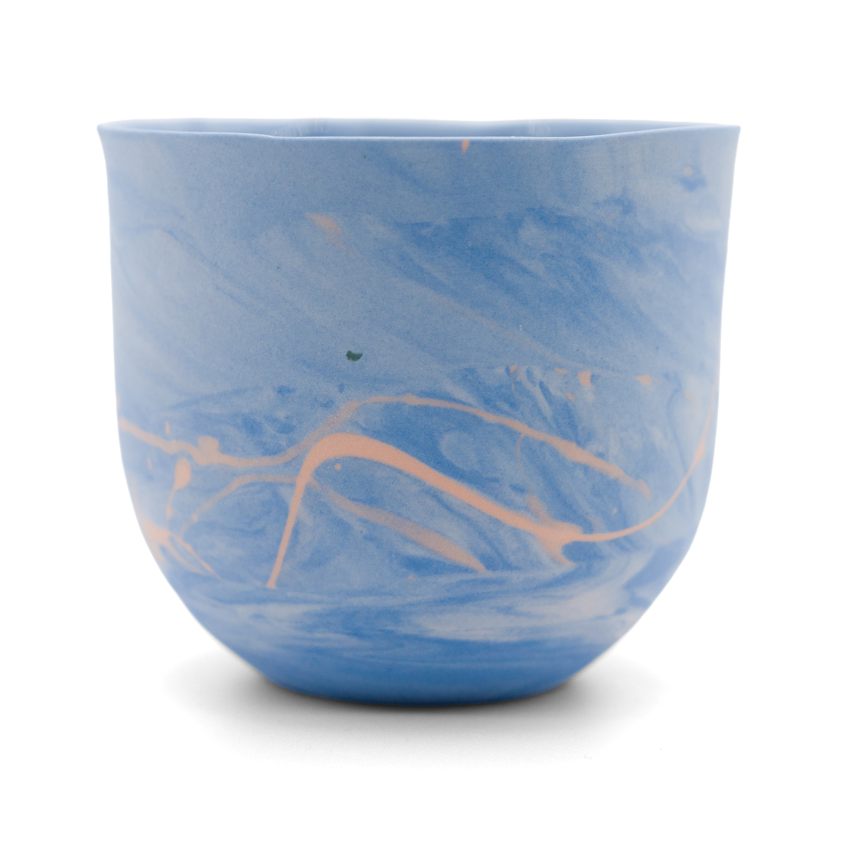 Marmorierter Porzellanbecher in Blau und Orange - handgemacht in Berlin.