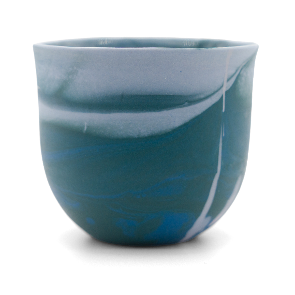 Marmorierter Porzellanbecher in Dunkelgrün, Tiefblau und Weiß - handgemacht in Berlin.