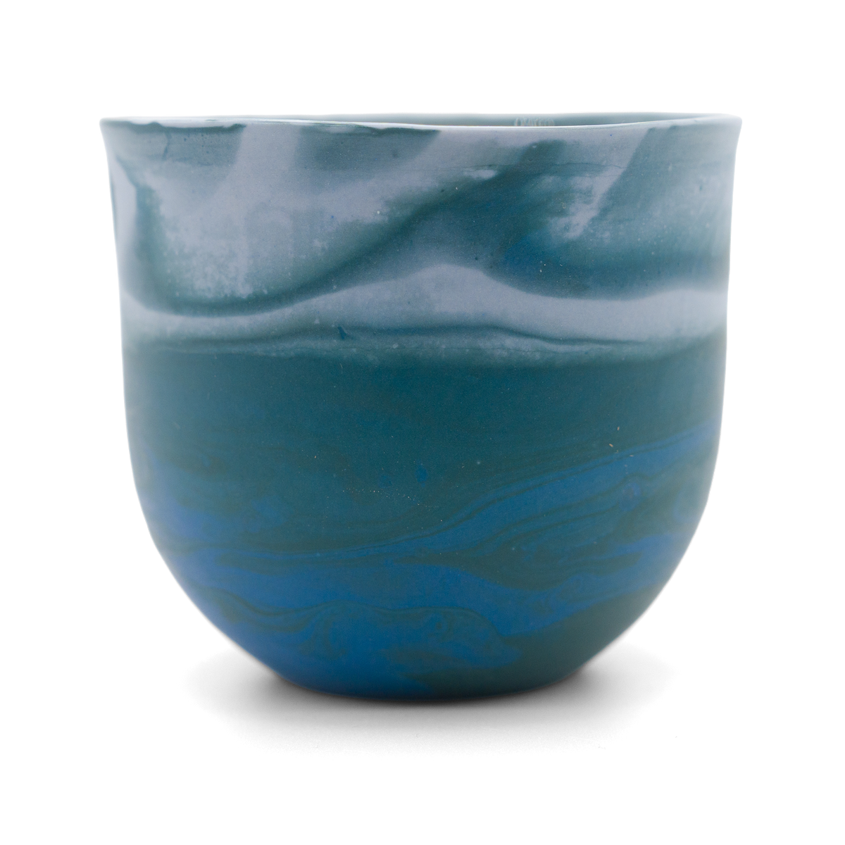 Marmorierter Porzellanbecher in Dunkelgrün, Tiefblau und Weiß - handgemacht in Berlin.