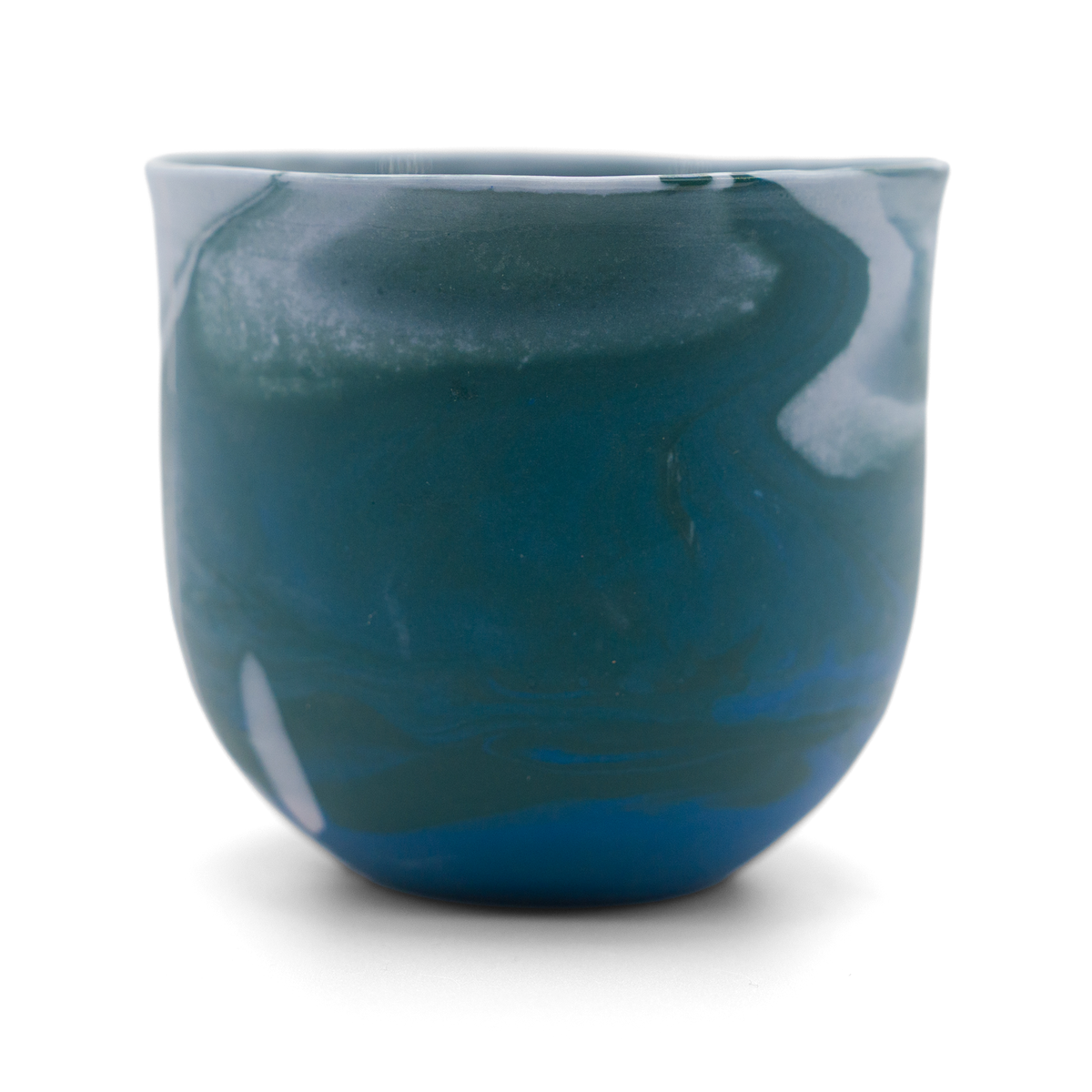 Marmorierter Porzellanbecher in Dunkelgrün, Tiefblau und Weiß - handgemacht in Berlin.
