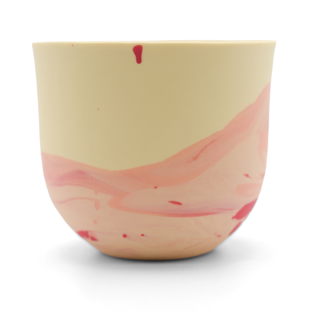 Marmorierter Porzellanbecher in Gelb und Rot - handgemacht in Berlin.