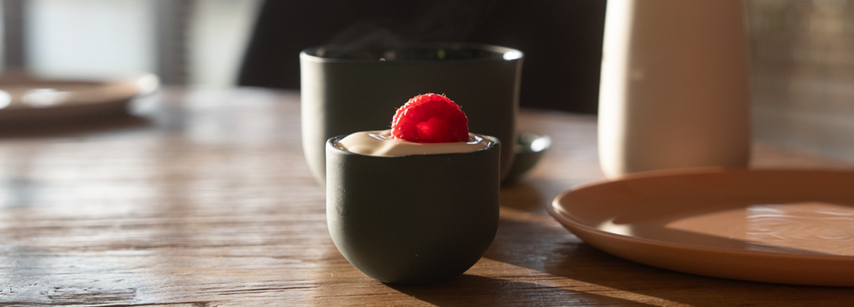 Sonniger Früstückstisch mit schönem Porzellan von Molekül Ceramics
