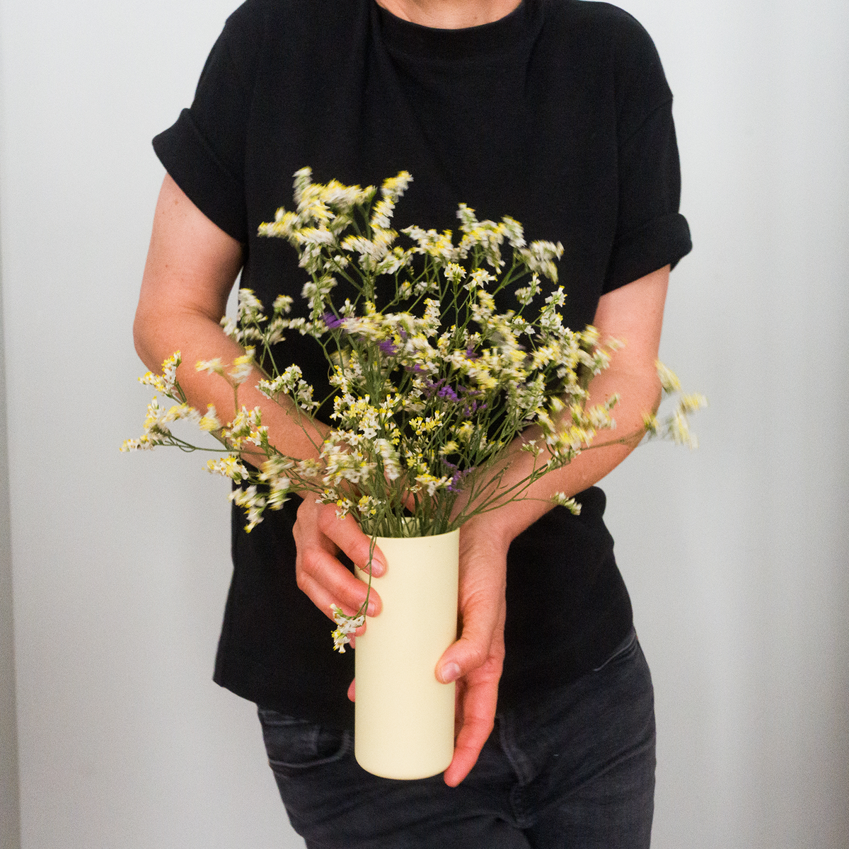 Gelbe handgemachte Porzellanvase mit Blumenstrauß