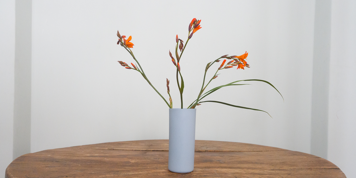 Blaue handgemachte Porzellanvase mit Blumenstrauß
