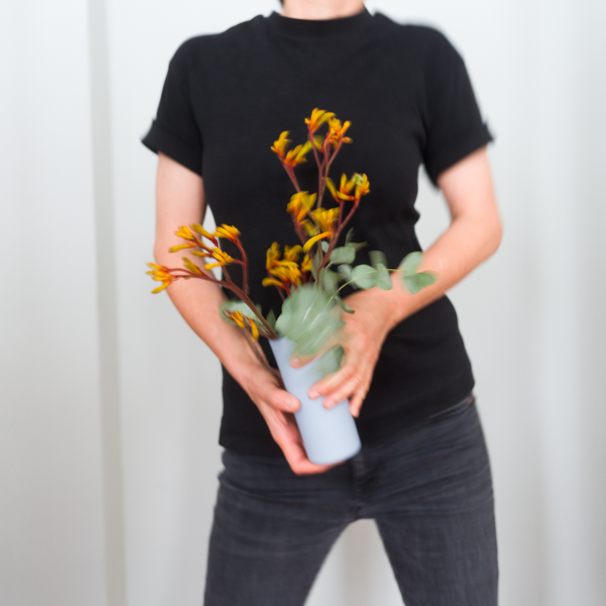 Hellblaue handgemachte Porzellanvase mit Blumenstrauß