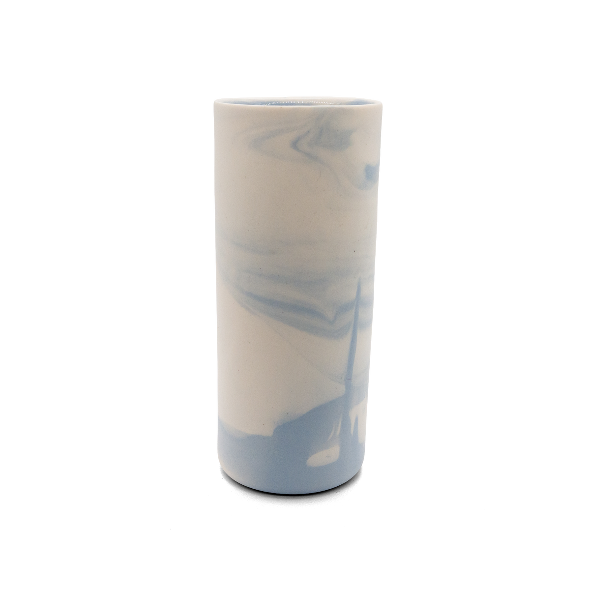 Marmorierte Porzellanvase in Hellblau und Vintage White - handgemacht in Berlin.