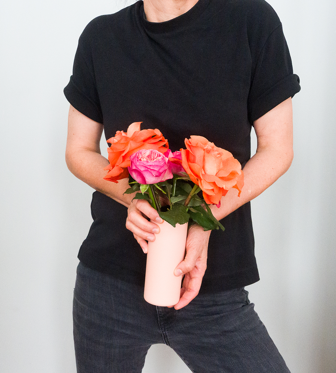 Orange handgemachte Porzellanvase mit Blumenstrauß