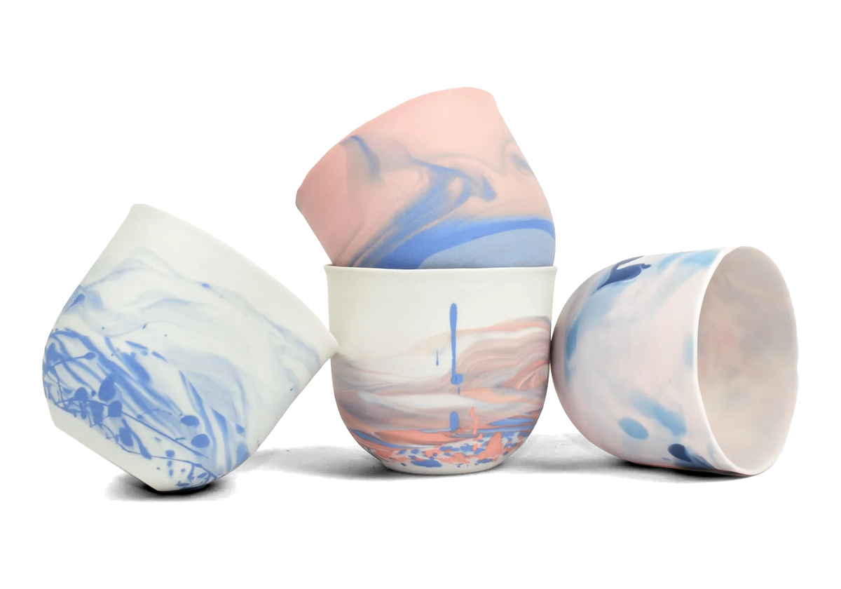 Marmorierte Porzellanbecher aus pigmentiertem Limoges Porzellan in bunten Farben - handgemacht in Berlin.