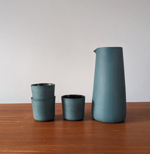 Dunkelgrüner Becher aus Porzellan, handgemacht in Berlin | Dark green porcelain cup, handmade in Berlin