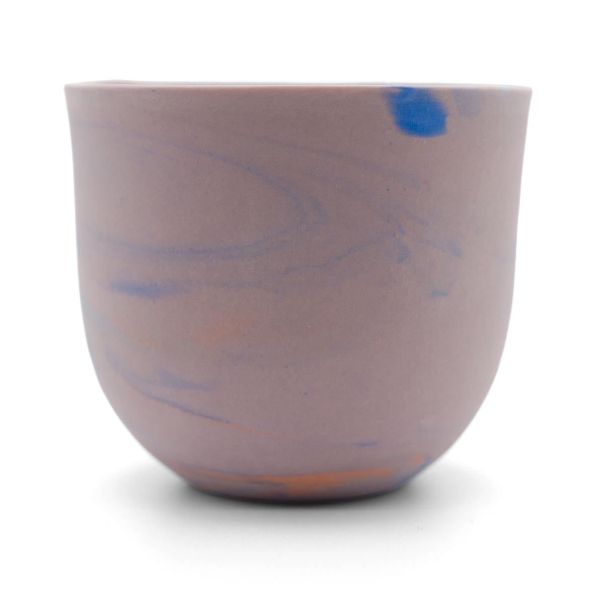 Marmorierter Porzellanbecher in Lila, Blau und Orange - handgemacht in Berlin.