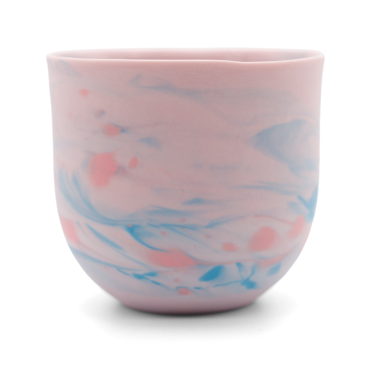 Marmorierter Porzellanbecher in Rosa, Leuchtrot und Blau - handgemacht in Berlin.