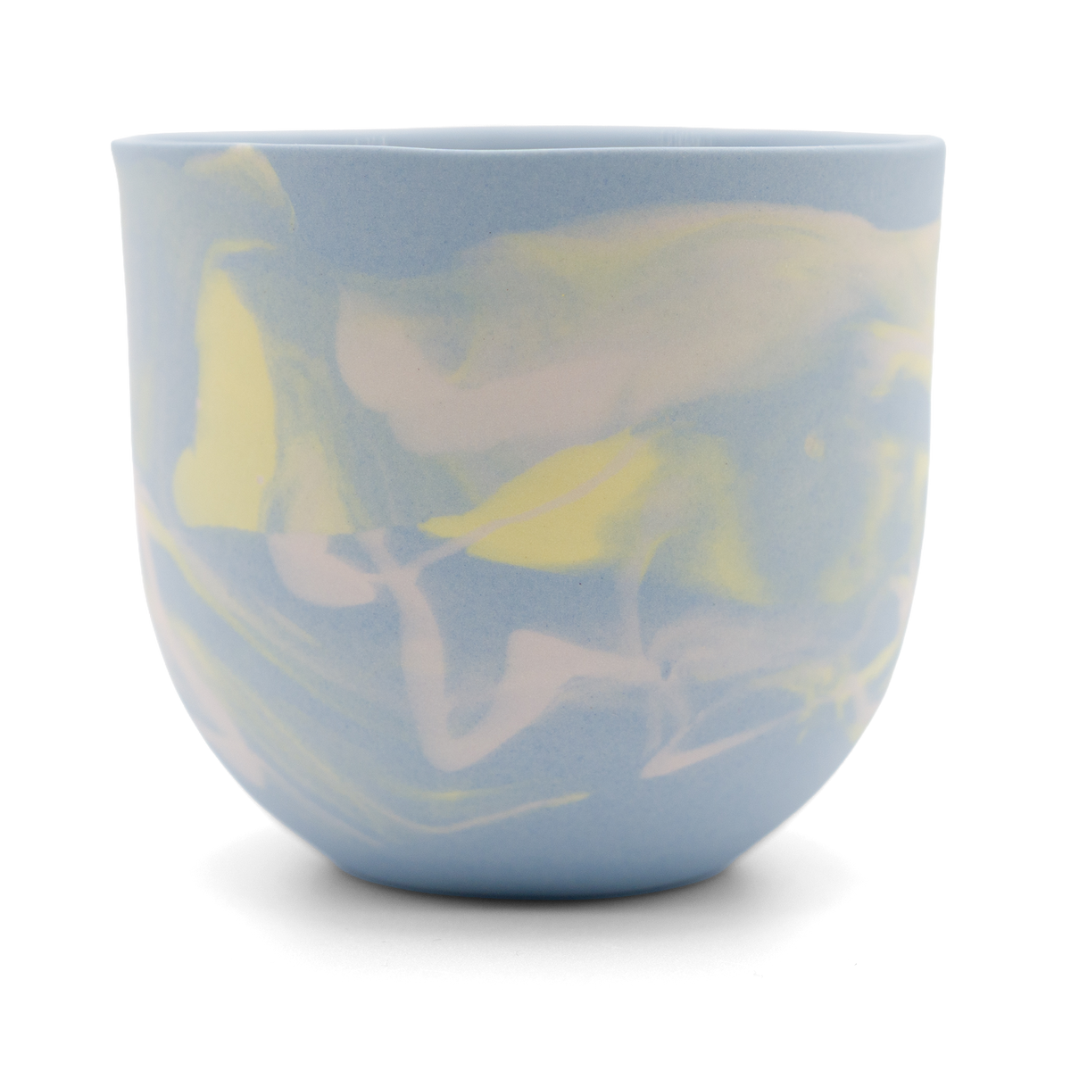 Marmorierter Porzellanbecher in Zartrosa, Gelb und Pastellblau - handgemacht in Berlin.