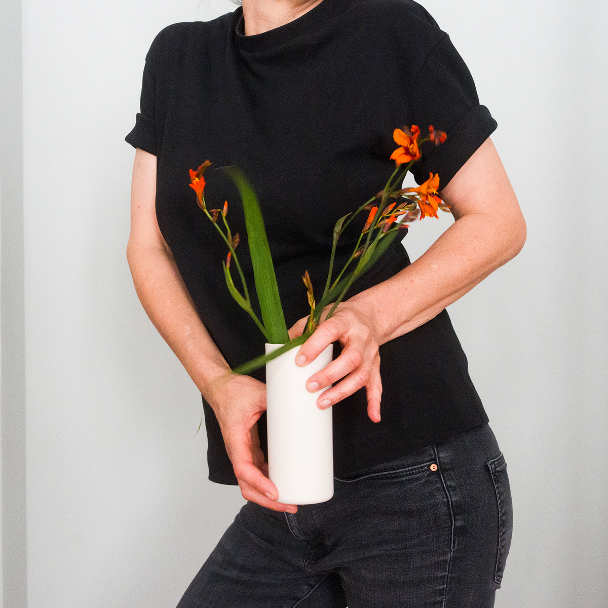 Weiße handgemachte Porzellanvase mit Blumenstrauß