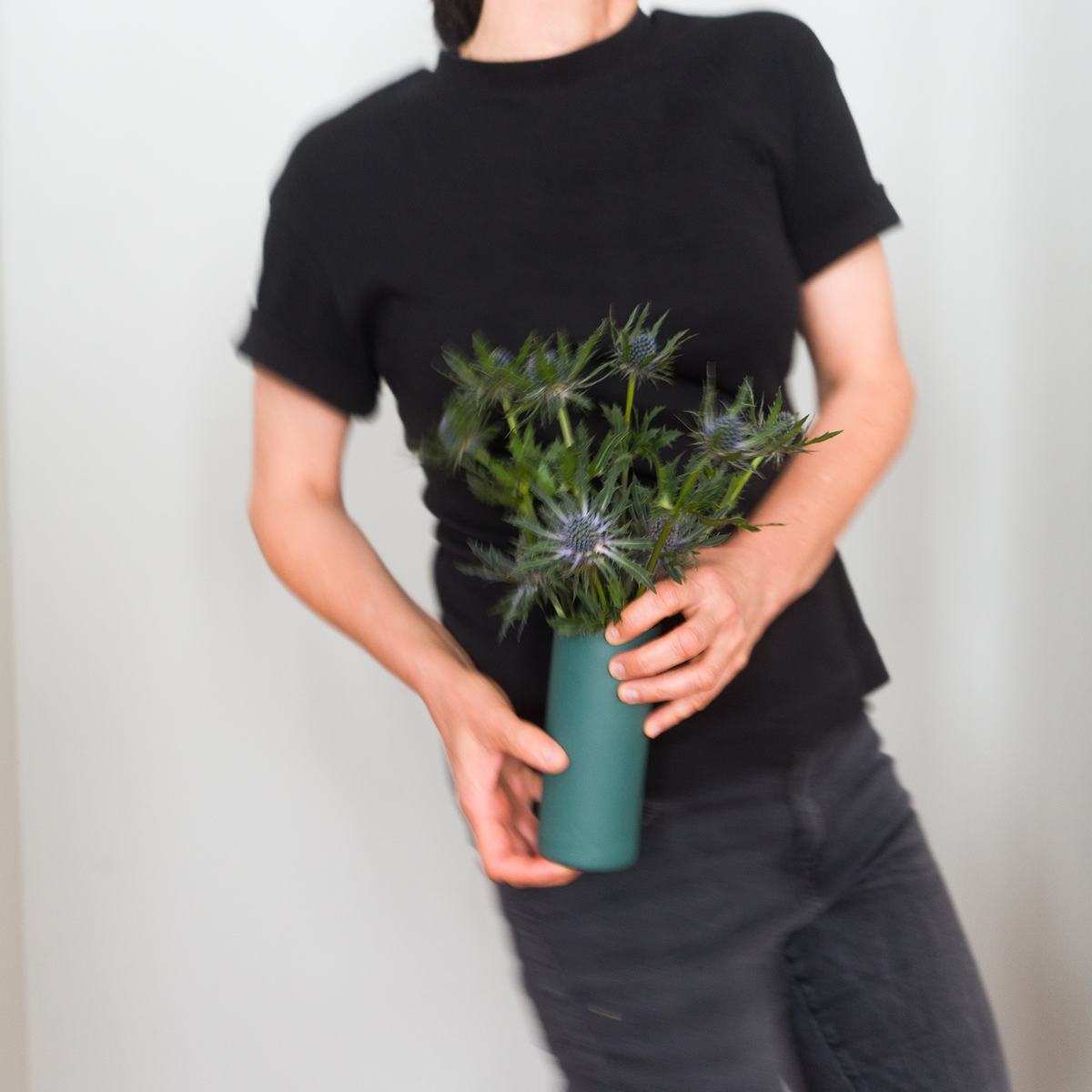 Dunkelgrüne handgemachte Porzellanvase mit Blumenstrauß