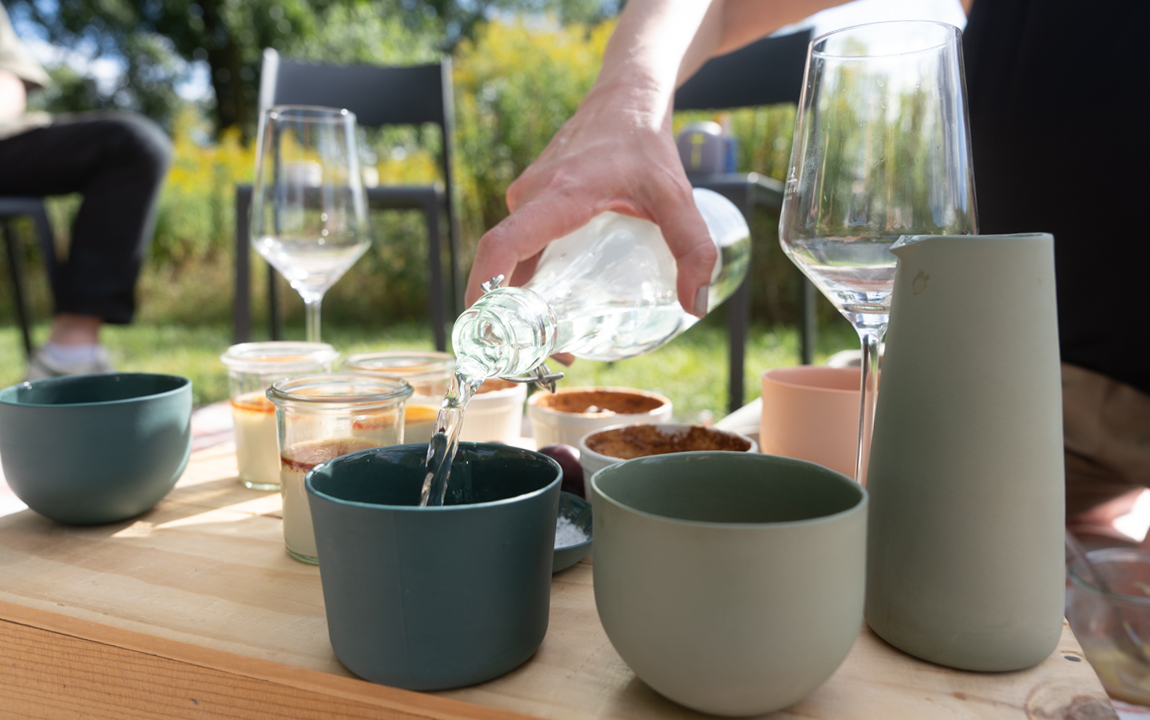 Picknick im Sommer mit handgemachten, grünen Porzellanbechern und Milchkännchen von Molekül Ceramics.