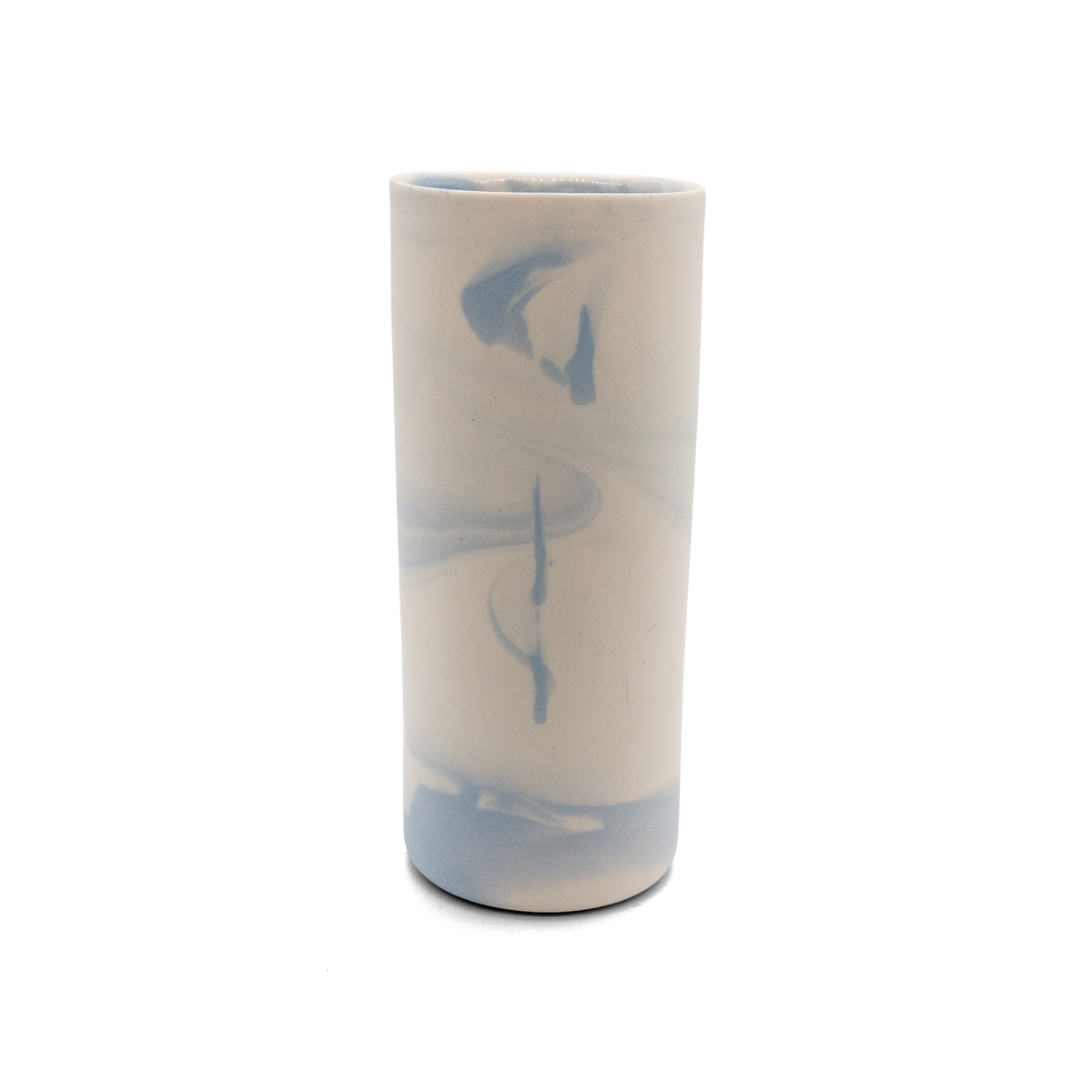 Marmorierte Porzellanvase in Hellblau und Vintage White - handgemacht in Berlin.