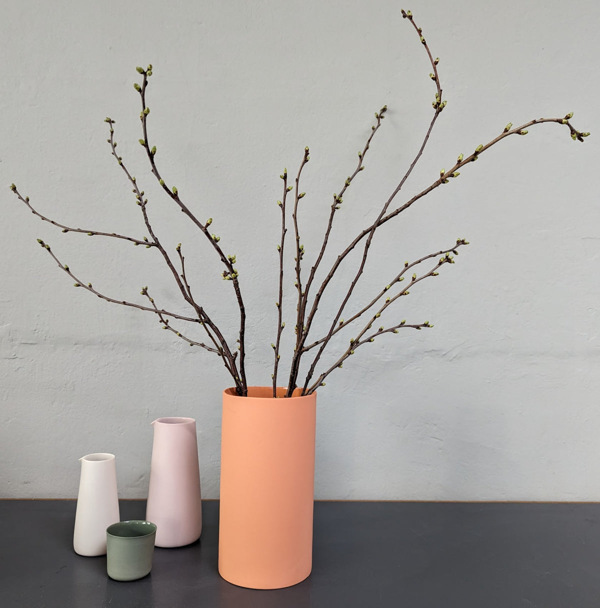 powdered-peach-orange-vase-mit-zweigen