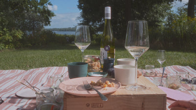 Picknick im Spätsommer am See mit wunderschönem, handgemachten Porzellan von Molekül Ceramics.